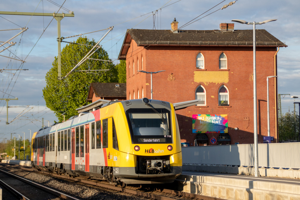 1622 015 der HLB steht in Lollar auf der Main-Weser-Bahn, aufgenommen am 27.04.2024.