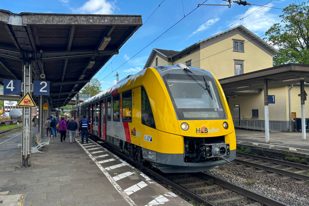 1622 015 der HLB steht in Königswinter auf der rechten Rheinstrecke, aufgenommen am 27.04.2024.