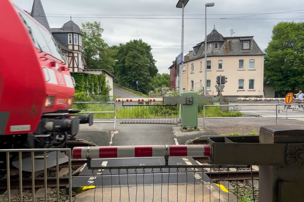 185 076 vor dem Reisendenüberweg  im Bahnhof Dutenhofen, aufgenommen am 29.05.2024.