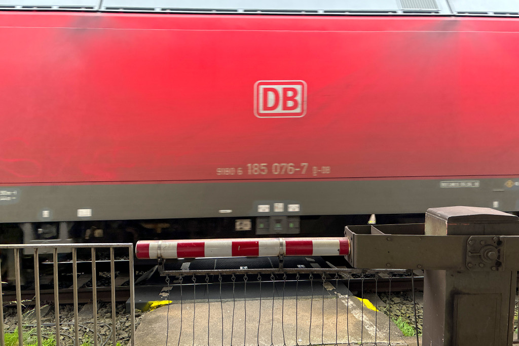 185 076 auf dem Reisendenüberweg im Bahnhof Dutenhofen, aufgenommen am 29.05.2024.
