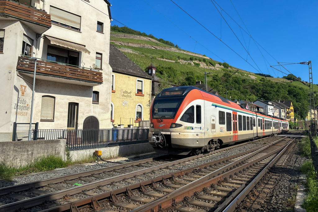428 146 der VIAS in Assmannshausen auf der rechten Rheinstrecke, aufgenommen am 09.05.2024.