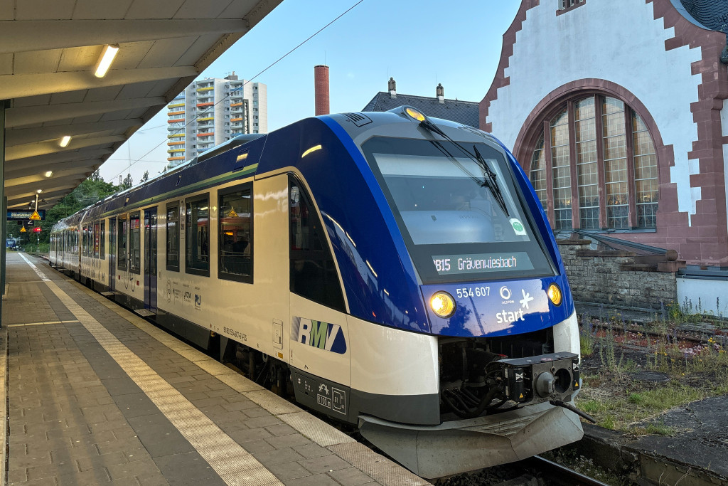 554 107 im Bahnhof Bad Homburg, aufgenommen am 12.06.2024.