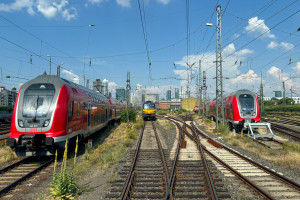 Im Vorfeld des Frankfurter Hauptbahnhof stehen am 26.06.2024 zwei Twindex-Triebwagen.