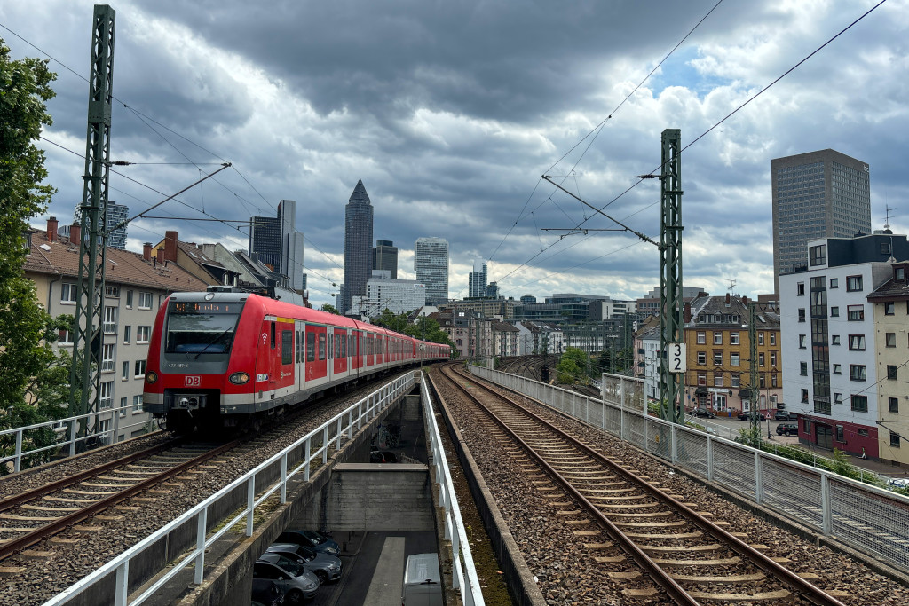 423 451 fährt in den Bahnhof Frankfurt-West ein, aufgenommen am 06.07.2024.