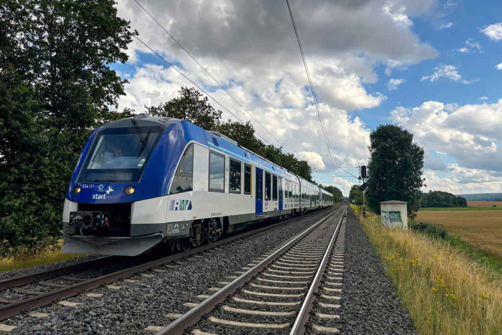 554 111 und 554 123 bei Lang-Göns auf der Main-Weser-Bahn, aufgenommen am 10.07.2024.