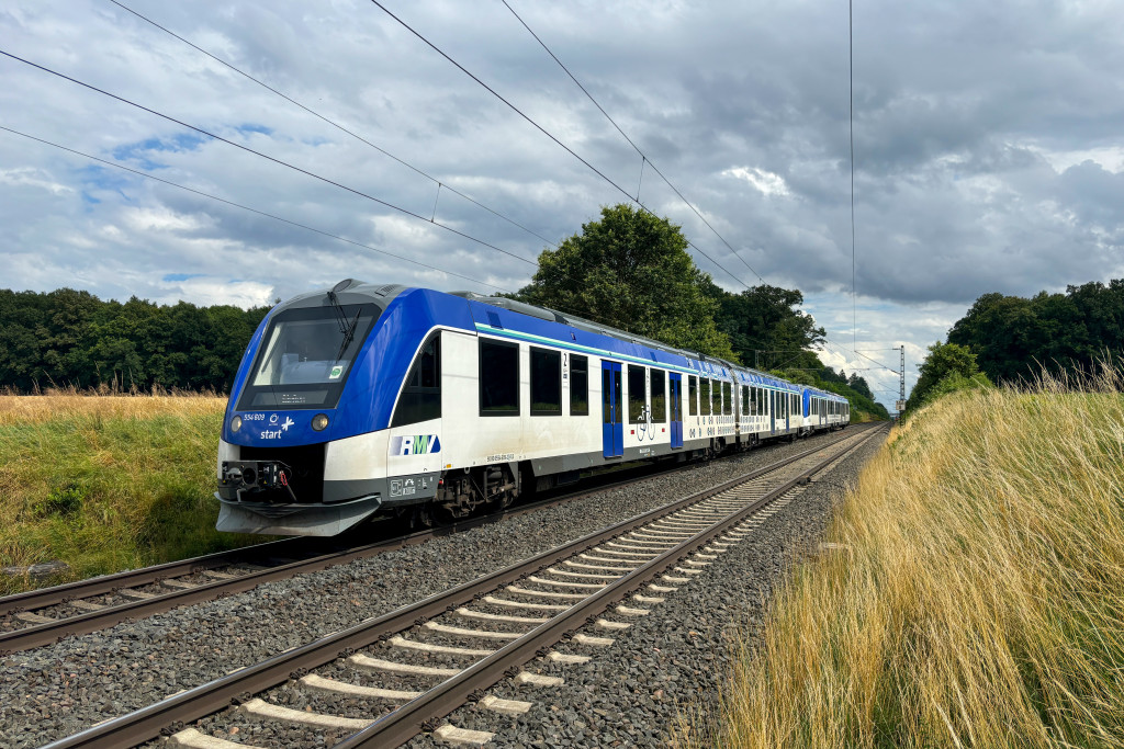 554 111 und 554 123 bei Kirch-Göns auf der Main-Weser-Bahn, aufgenommen am 10.07.2024.