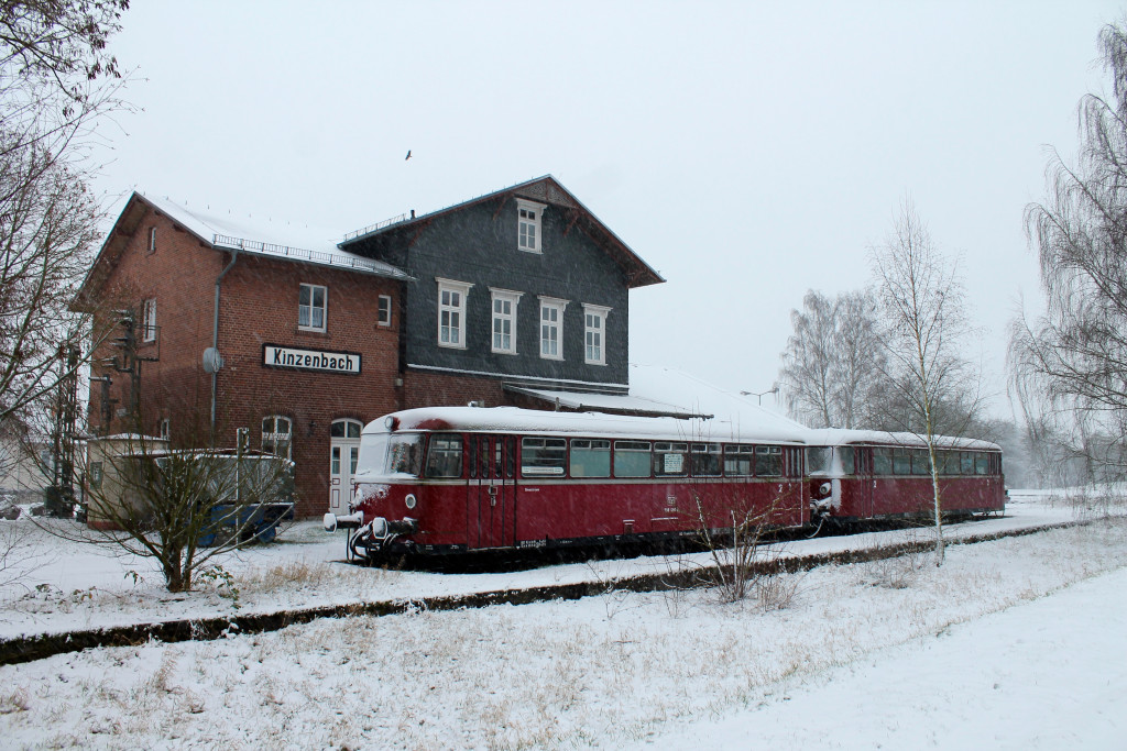 Eingeschneite Schienenbusse am Bahnhof Kinzenbach auf der ehemaligen Kanonenbahn am 27.12.2014 laden zum Glühweintrinken ein.