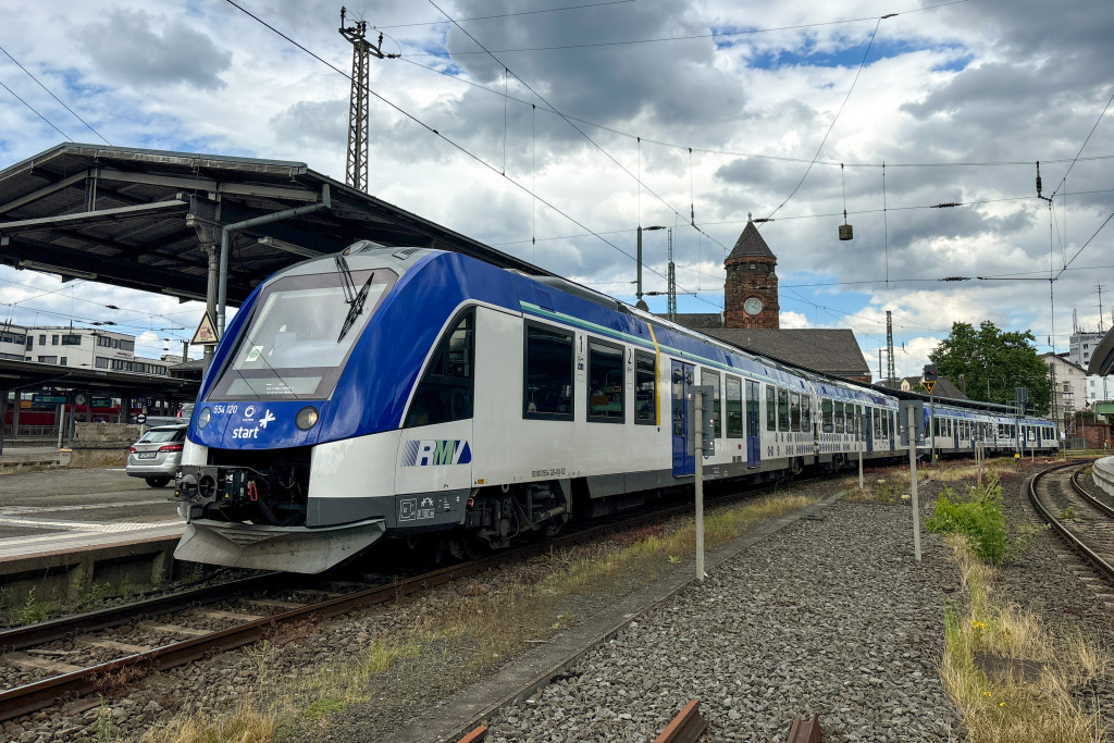 554 109 und 554 120 stehen im Bahnhof Gießen, aufgenommen am 11.07.2024.