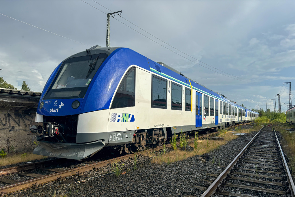554 111 steht im Bahnhof Gießen, aufgenommen am 10.07.2024.