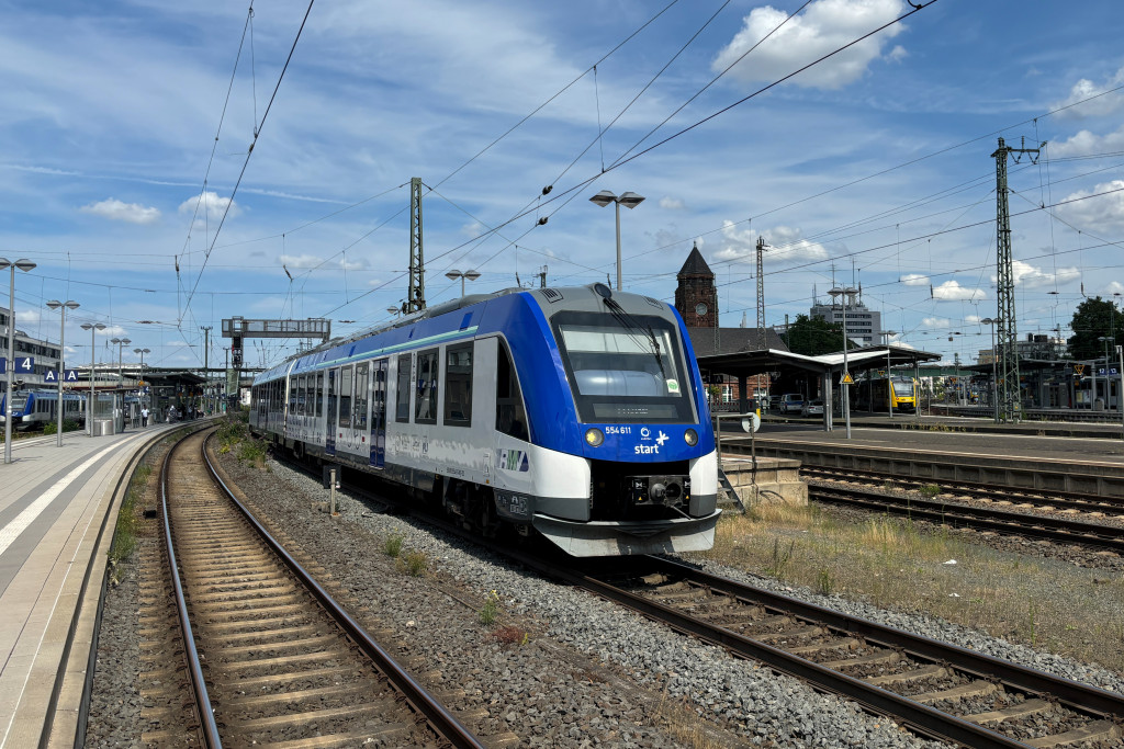 554 111 steht im Bahnhof Gießen zur Abfahrt bereit, aufgenommen am 18.07.2024.