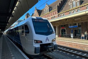Ein Flirt von Arriva im Bahnhof Maastricht in den Niederlanden, aufgenommen am 14.07.2024.