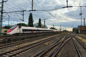 Ein RABe 501 der SBB fährt in den Bahnhof Frankfurt Hbf ein, aufgenommen am 22.07.2024.