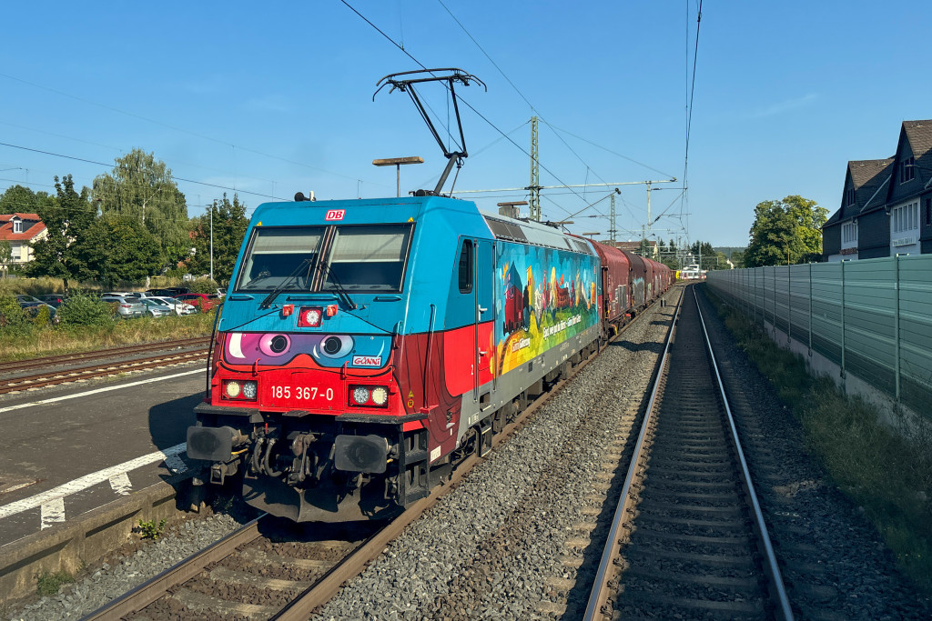 185 367 fährt als Günni mit seinem Güterzug durch den Bahnhof Butzbach auf der Main-Weser-Bahn, aufgenommen am 02.09.2024.