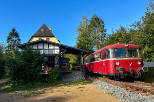 798 727 und 998 908 stehen am Museumsbahnhof Ahütte, aufgenommen am 14.09.2024.