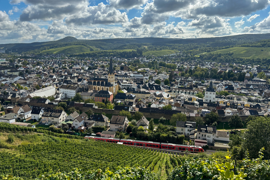 Ein 620 hält bei Ahrweiler auf der Ahrtalbahn, aufgenommen am 14.09.2024.