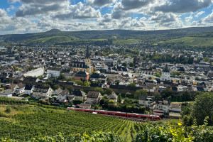 Ein 620 hält bei Ahrweiler auf der Ahrtalbahn, aufgenommen am 14.09.2024.