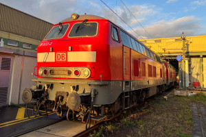 218 833 und eine weitere 218 sonnen sich am Bw Frankfurt-Griesheim in der Morgensonne, aufgenommen am 27.09.2024.