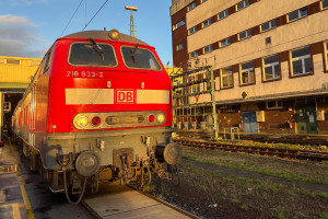 218 833 und eine weitere 218 am Bw Frankfurt-Griesheim in der Morgensonne, aufgenommen am 27.09.2024.