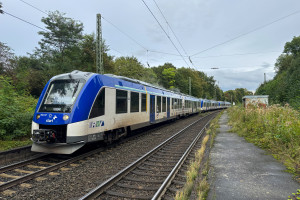 554 117 mit zwei weiteren 554 am ehemaligen Haltepunkt Erbstadt-Kaichen auf der Strecke Hanau-Friedberg, aufgenommen am 25.09.2024.