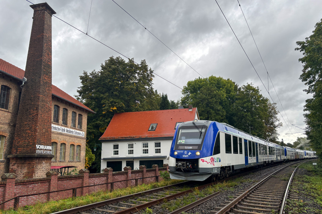 554 122 mit zwei weiteren 554 an einer Fabrik in Oberursel auf der Homburger Bahn, aufgenommen am 26.09.2024.