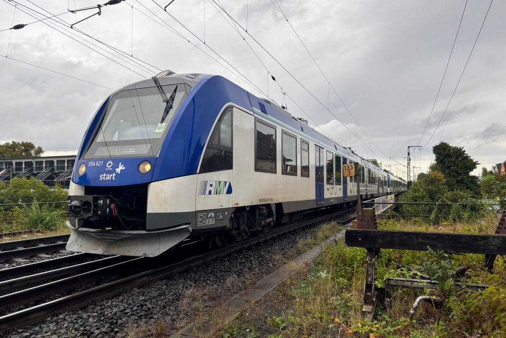 554 121 mit zwei weiteren 554 im Bahnhof Gießen, aufgenommen am 26.09.2024.