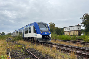 554 110 am Stellwerk Hungen-West auf der Lahn-Kinzig-Bahn, aufgenommen am 02.10.2024.