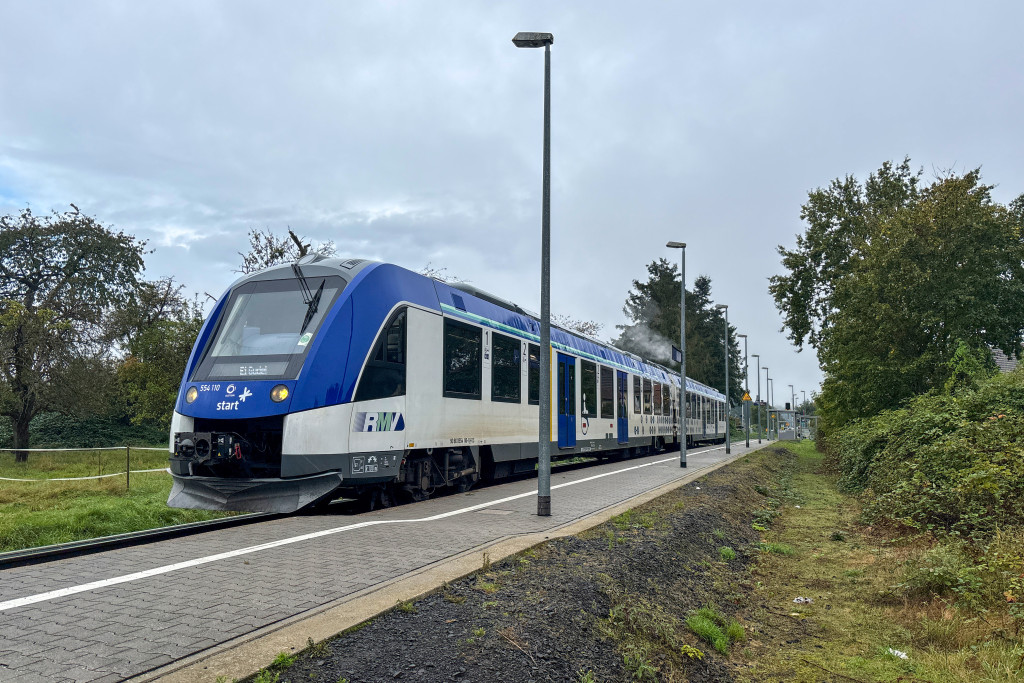 554 110 hält in Borsdorf auf der Lahn-Kinzig-Bahn, aufgenommen am 02.10.2024.