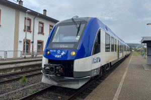 554 110 hält im Bahnhof Stockheim, aufgenommen am 02.10.2024.
