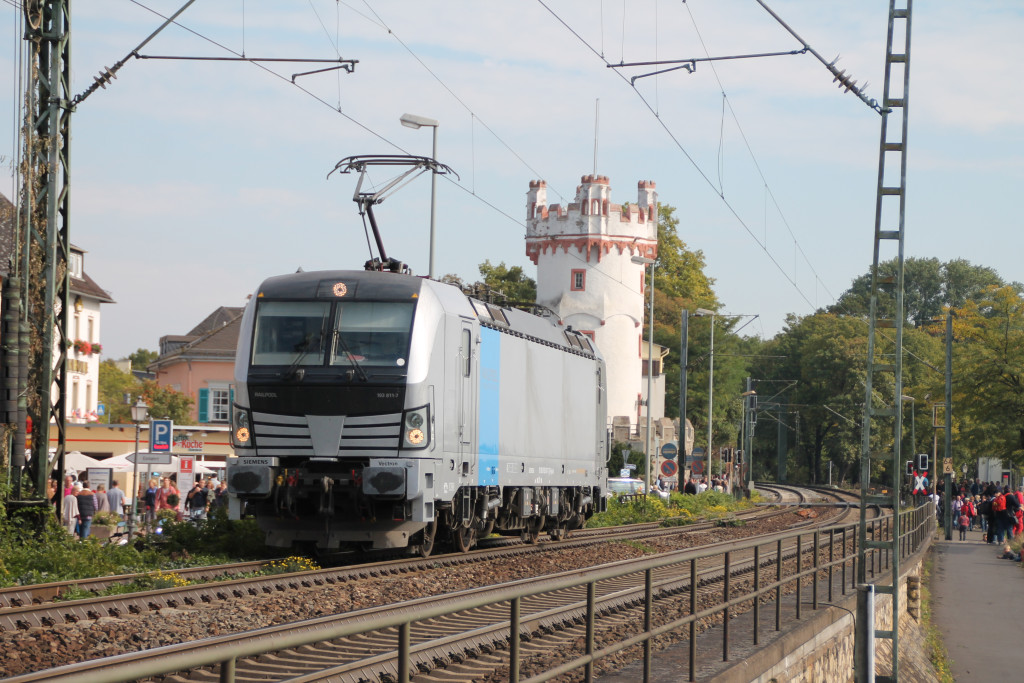 Wohl mal einer der leisen Züge auf der rechten Rheinstrecke, 193 811 fuhr am 03.10.2015 Lz Rheinabwärts, aufgenommen in Rüdesheim.
