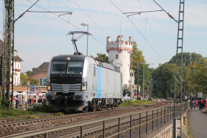 Wohl mal einer der leisen Züge auf der rechten Rheinstrecke, 193 811 fuhr am 03.10.2015 Lz Rheinabwärts, aufgenommen in Rüdesheim.