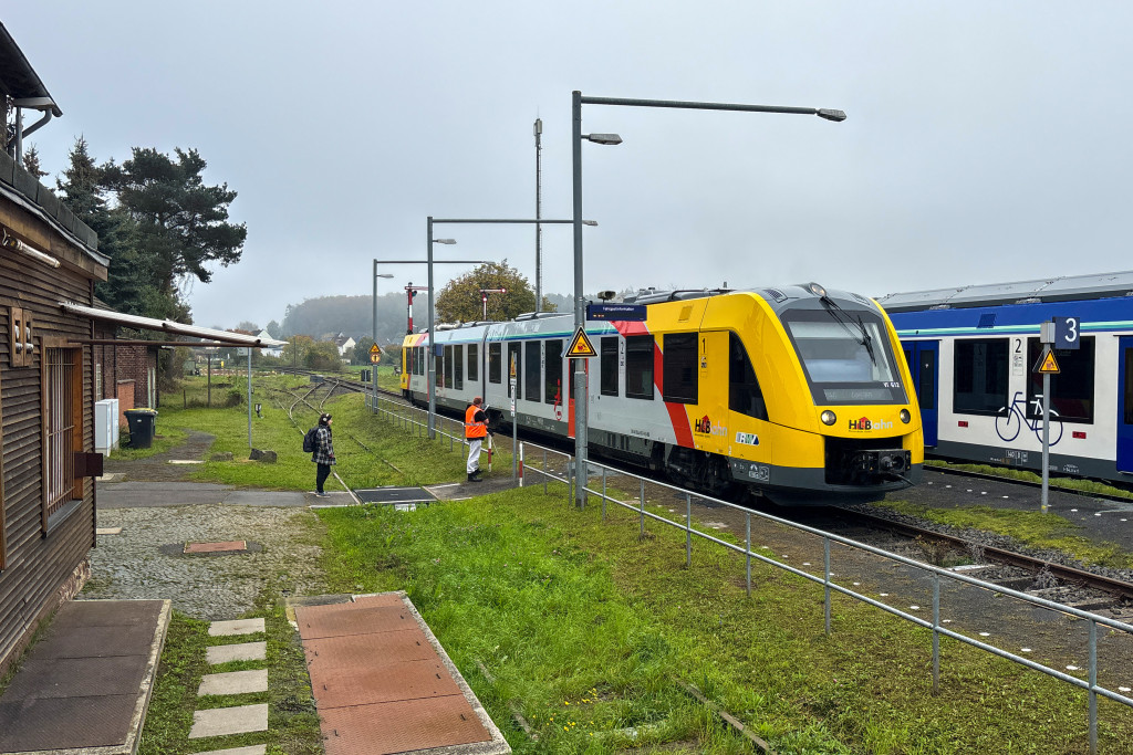 554 116 und ein weiterer 554 kreuzen mit einem 2648 der HLB in Ober-Widdersheim auf der Lahn-Kinzig-Bahn, aufgenommen am 28.10.2024.