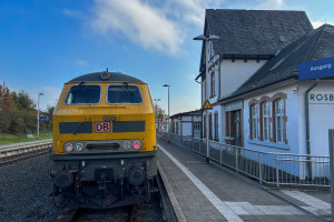 218 471 mit einem Messzug im Bahnhof Rosbach auf der Strecke Friedberg-Friedrichsdorf, aufgenommen am 29.10.2024.