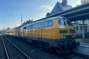 218 471 mit einem Messzug im Bahnhof Friedberg, aufgenommen am 29.10.2024.