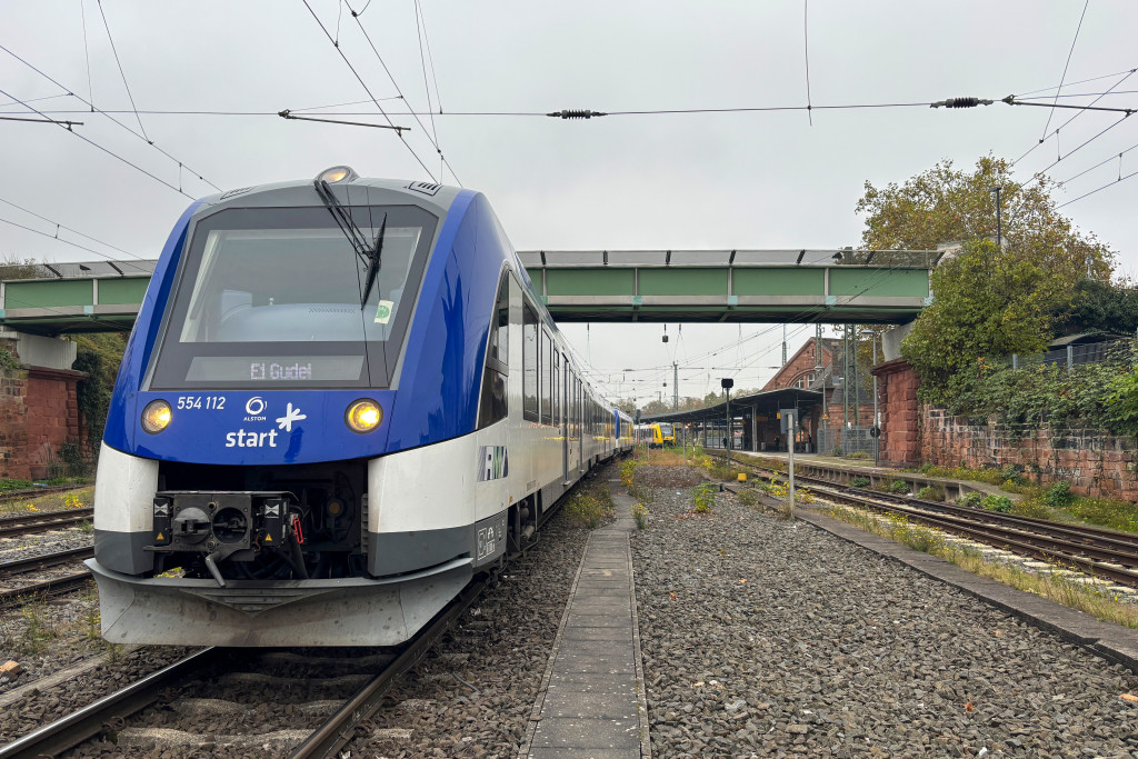 554 112 steht im Bahnhof Gießen, aufgenommen am 06.11.2024.