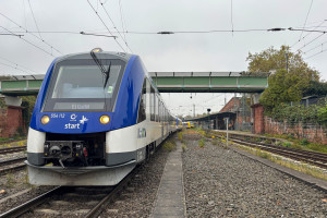 554 112 steht im Bahnhof Gießen, aufgenommen am 06.11.2024.