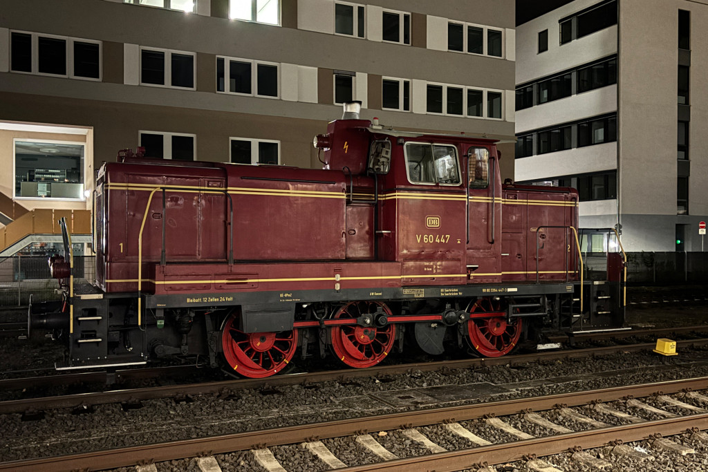 364 447 steht im Bahnhof Gießen, aufgenommen am 19.11.2024.