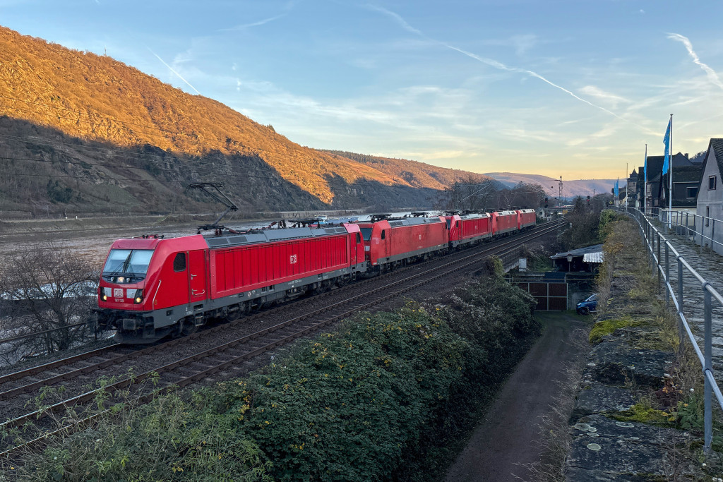 187 138 mit einem Lokzug in Oberwesel auf der linken Rheinstrecke, aufgenommen am 30.11.2024.