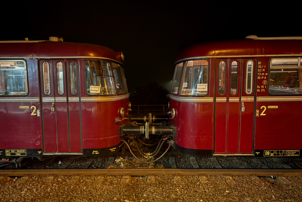 Zwei Schienenbusse der Vulkan-Eifel-Bahn in Kobern-Gondorf auf der Moselstrecke, aufgenommen am 30.11.2024.