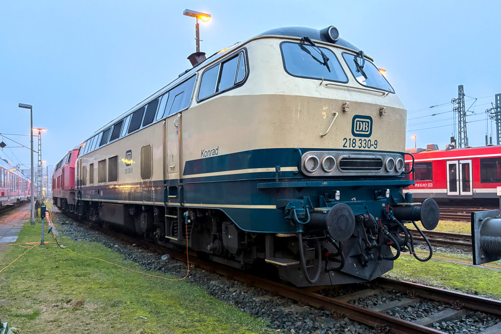 218 330 im Bw Kiel, aufgenommen am 02.12.2024.
