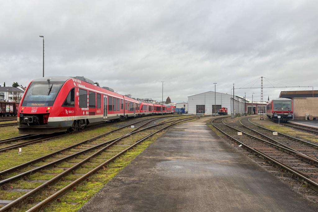 648 461 und andere Triebwagen im Aw Limburg, aufgenommen am 16.12.2024.