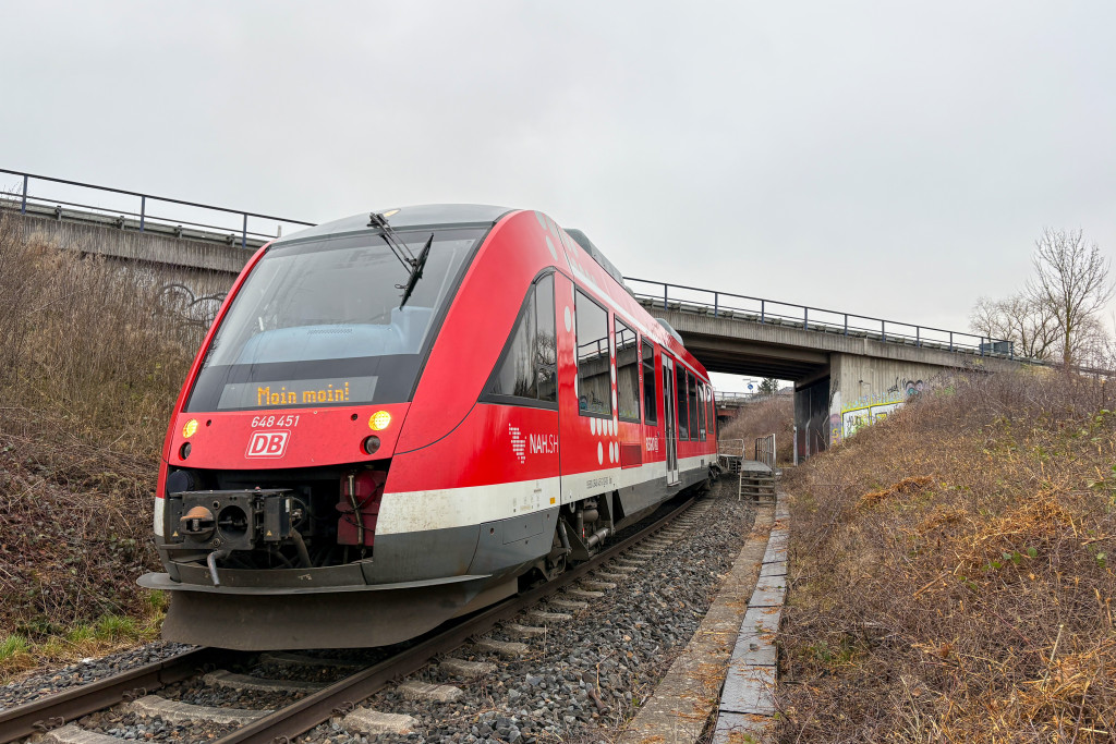 648 451 an der Ausfahrt im Bahnhof Usingen auf der Taunusbahn, aufgenommen am 16.01.2025.