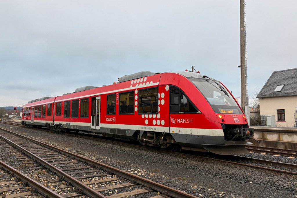 648 451 steht im Bahnhof Usingen auf der Taunusbahn, aufgenommen am 16.01.2025.