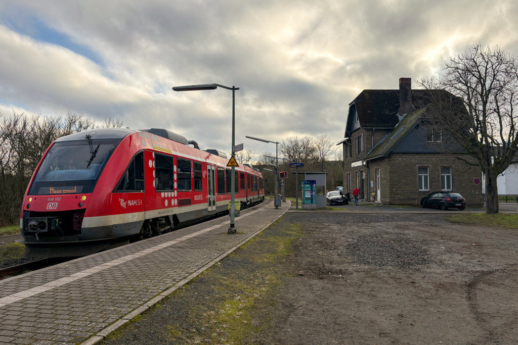 648 452 im Bahnhof Niederzeuzheim auf der Oberwesterwaldbahn, aufgenommen am 16.01.2025.
