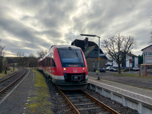 648 452 steht im Bahnhof Niederzeuzheim auf der Oberwesterwaldbahn, aufgenommen am 16.01.2025.