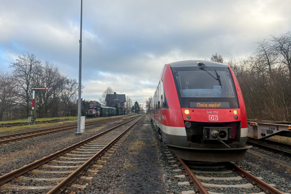 648 452 steht im Bahnhof Wilsenroth auf der Oberwesterwaldbahn, aufgenommen am 16.01.2025.