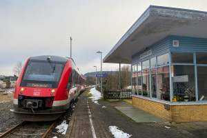 648 452 am Bahnsteig in Rotenhain auf der Oberwesterwaldbahn, aufgenommen am 16.01.2025.