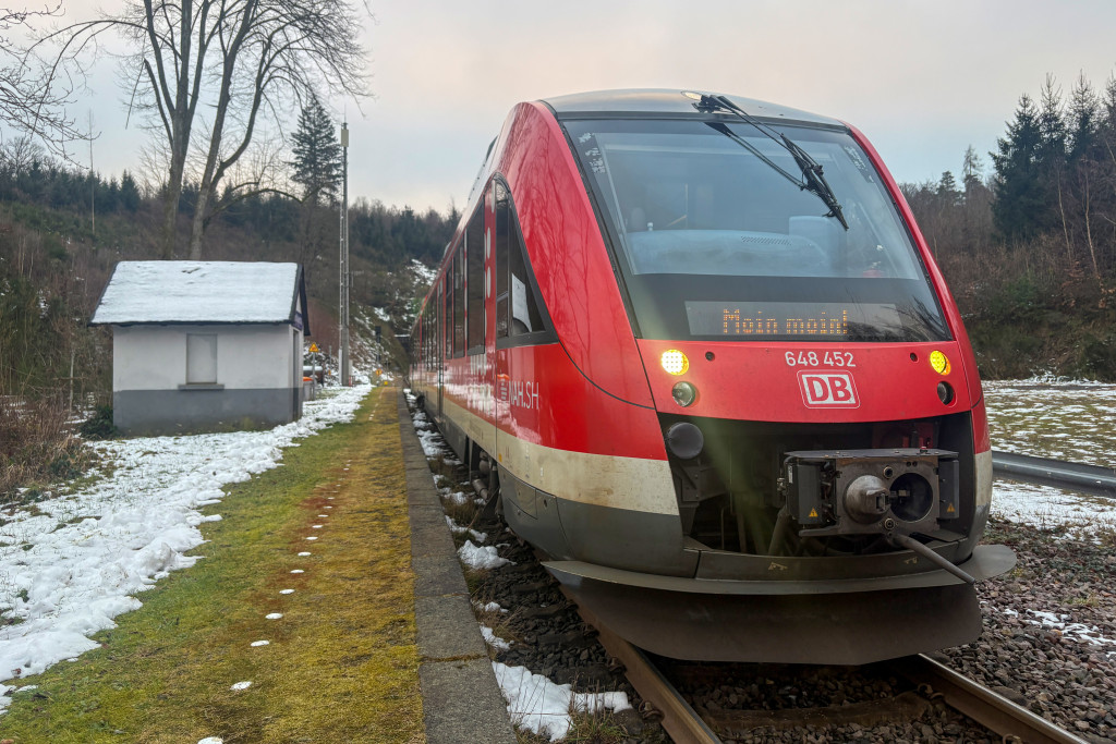 648 452 am Haltepunkt Kloster Marienthal auf der Oberwesterwaldbahn, aufgenommen am 16.01.2025.
