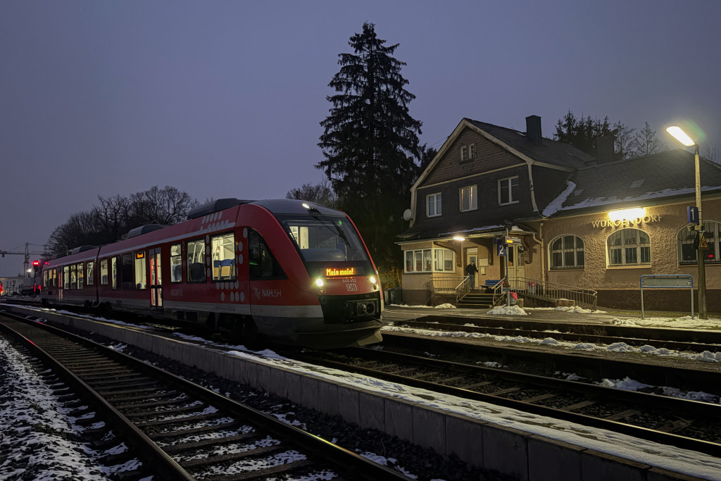 648 452 im verschneiten Bahnhof Würgendorf auf der Hellertalbahn, aufgenommen am 16.01.2025.