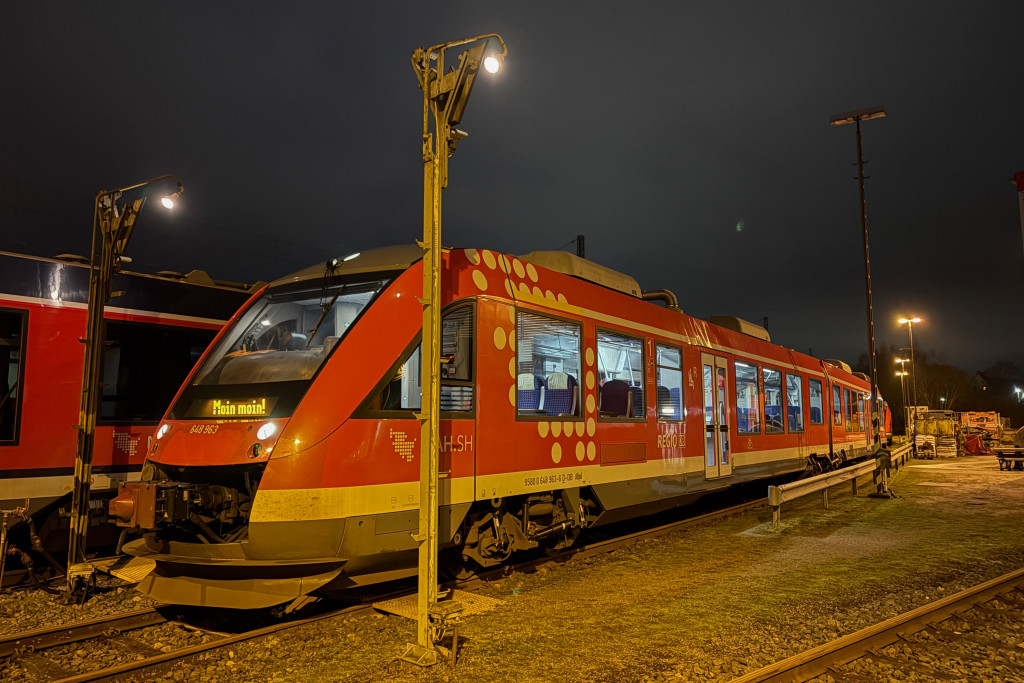 648 463 steht im Bw Kiel, aufgenommen am 30.12.2024.
