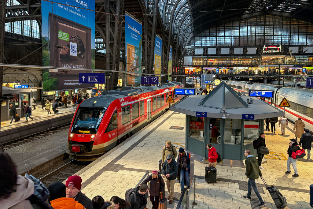 648 463 steht im Hauptbahnhof Hamburg, aufgenommen am 30.12.2024.